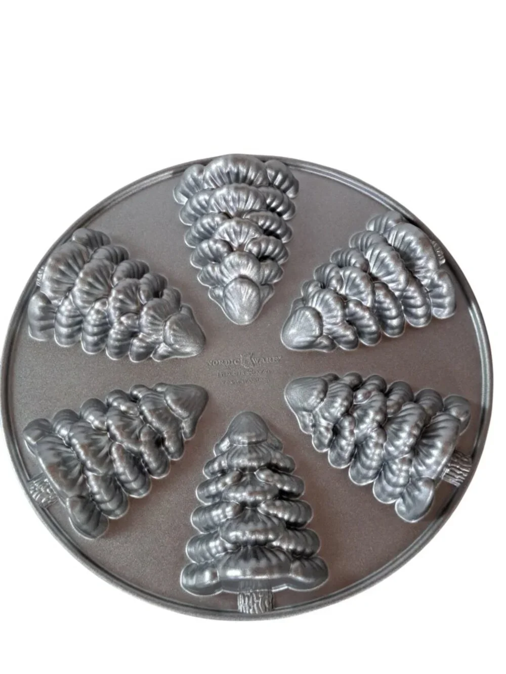 NordicWare Evergreen Cakelets Mold Pan 2.5 Cups Christmas Tree Cast Aluminum